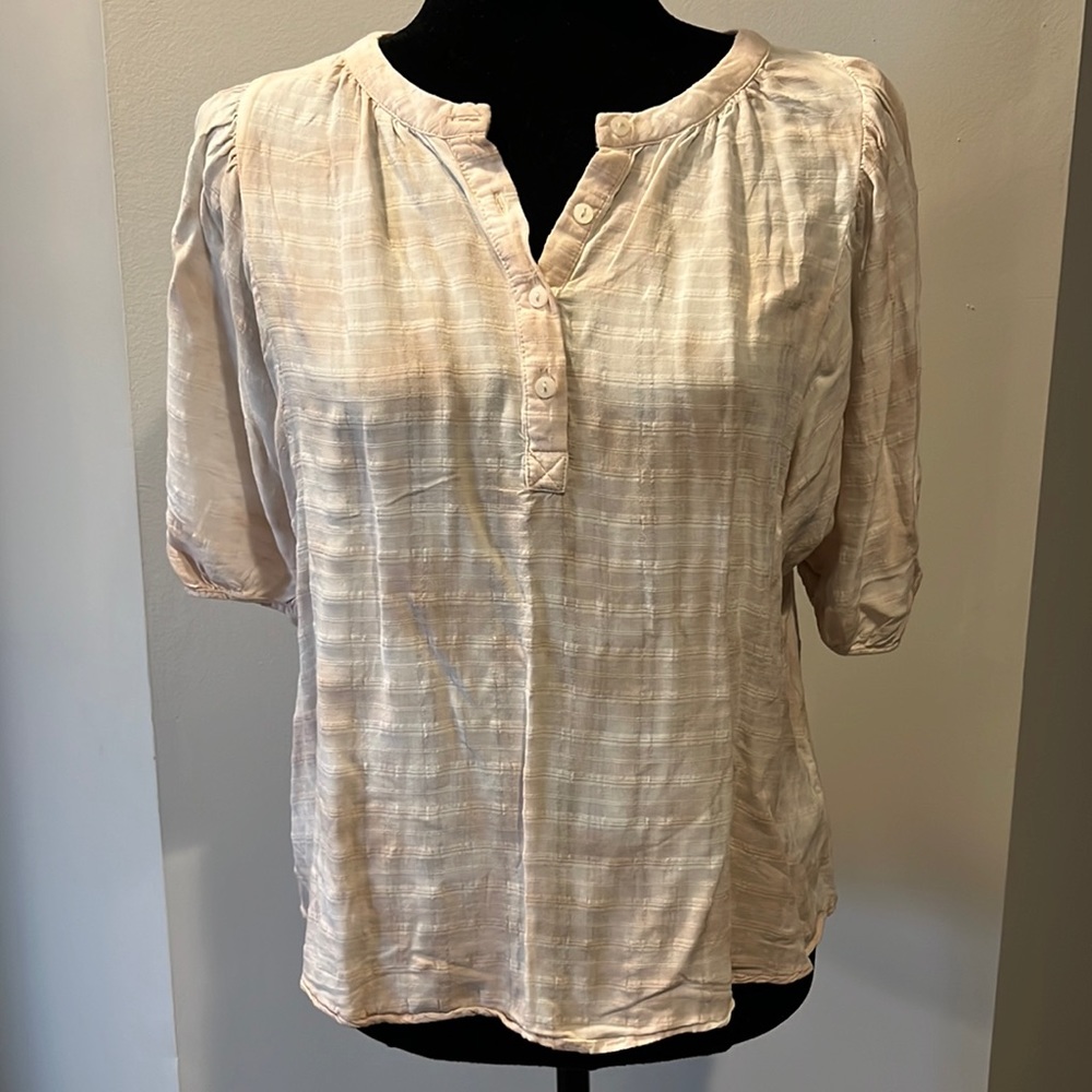 Universal Thread Top. Size Medium. EUC!